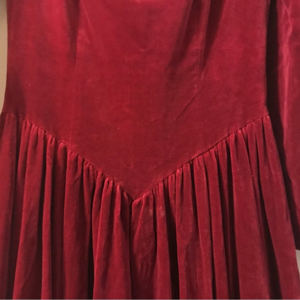 Amazing romantic red velvet dress. - Picture 2 of 8